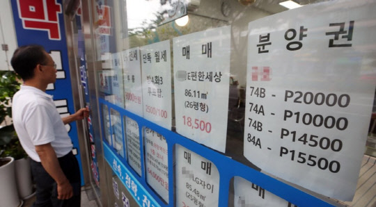 12월 서울 입주단지에 분양당시 분양가보다 더 많은 웃돈(프리미엄)이 붙은 것으로 나타났다. 사진은 서울 한 중개업소 외벽에 분양권 매매 안내가 붙어 있다. <연합뉴스>